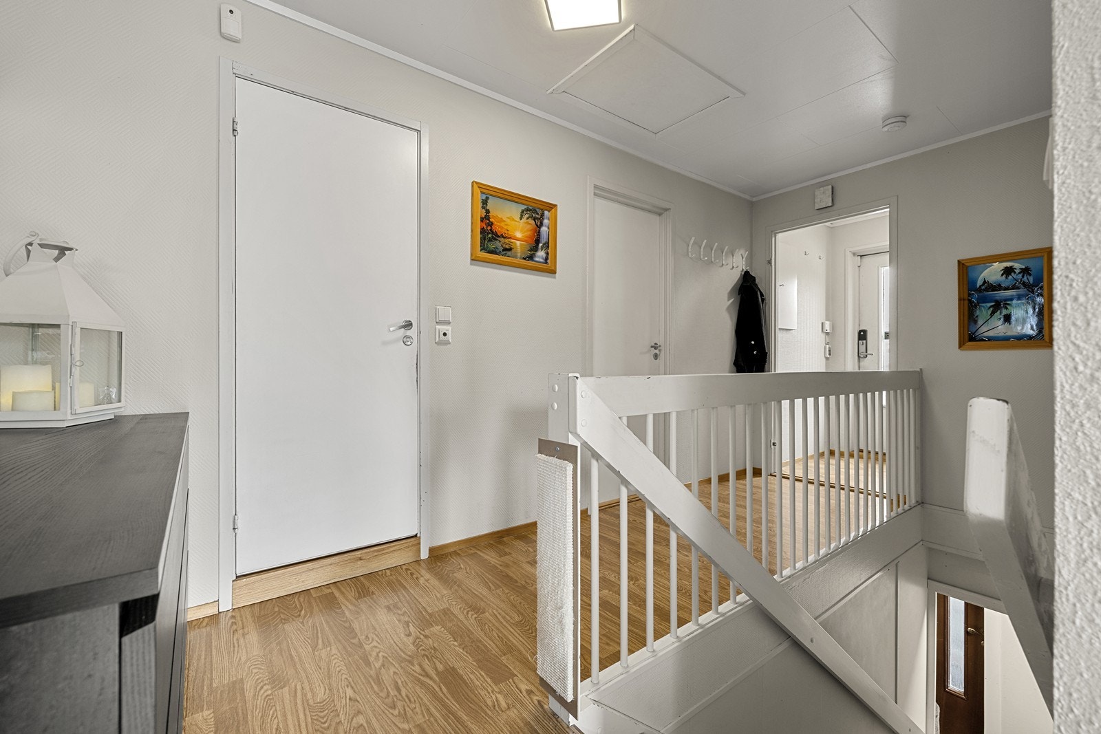 Den innvendige tretrappen binder de to etasjene sammen på en funksjonell måte. Galleribilde