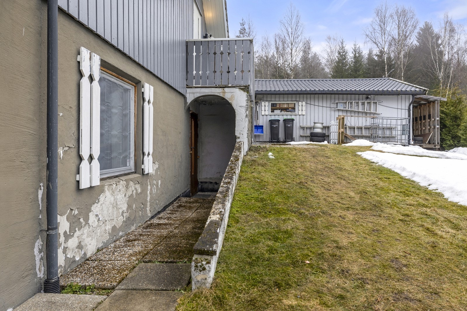 I tillegg er det inngang til underetasjen, noe som er praktisk og gir fleksible løsninger. Galleribilde