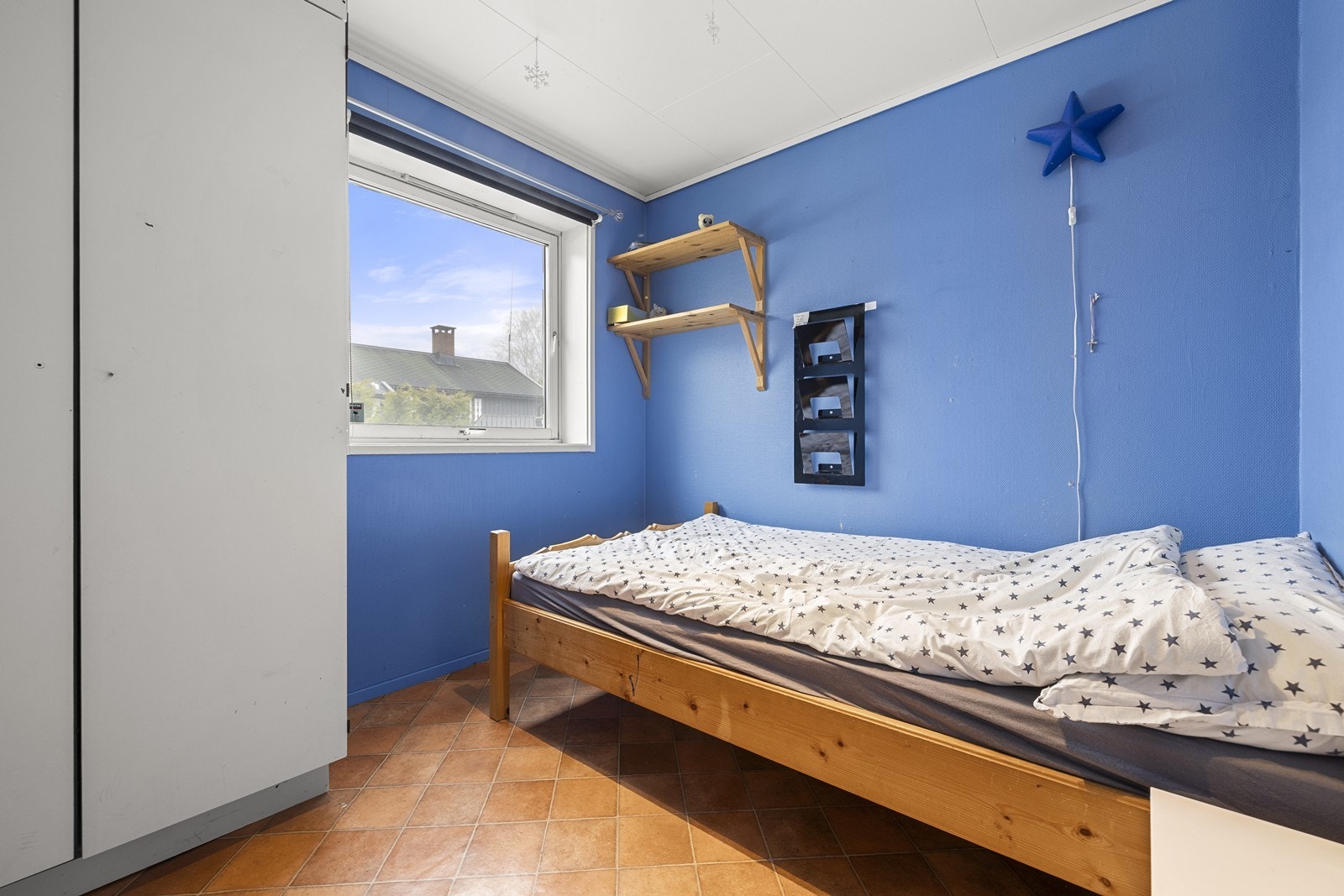 Rommene gir plass til seng, garderobeløsning og annet ønsket møblement. Galleribilde