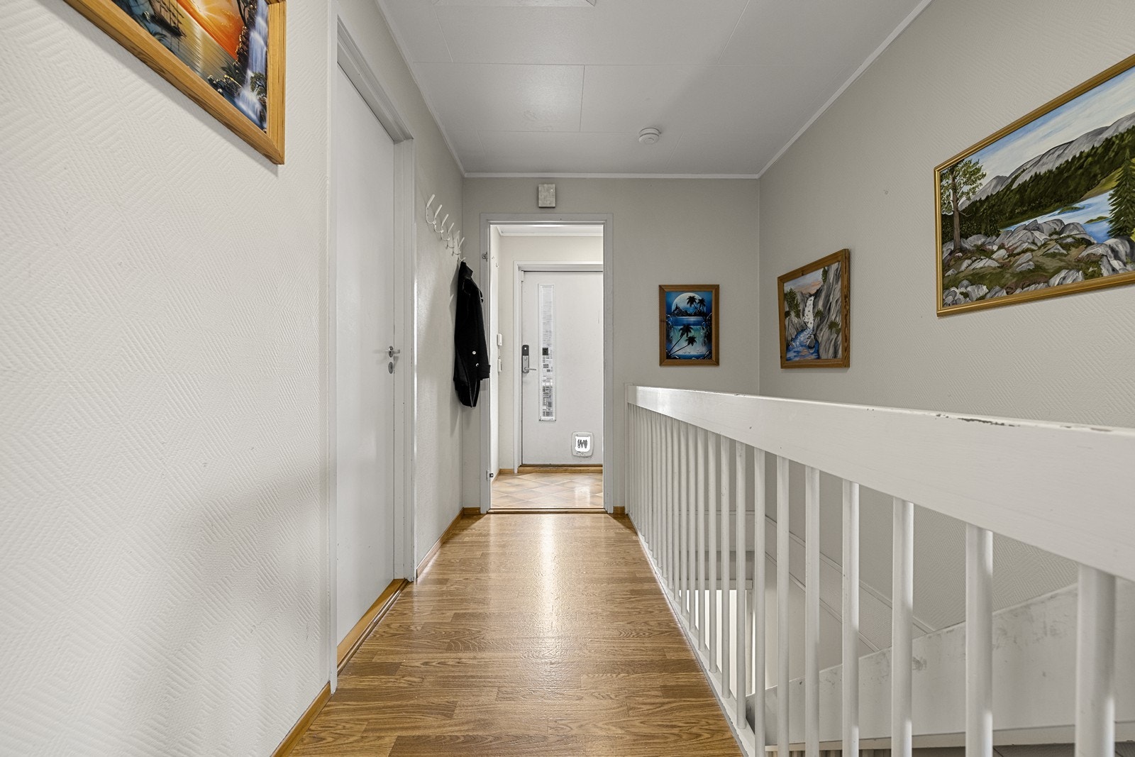 Fra entreen kommer man inn i en gang som fordeler tilgangen til etasjens øvrige rom. Galleribilde