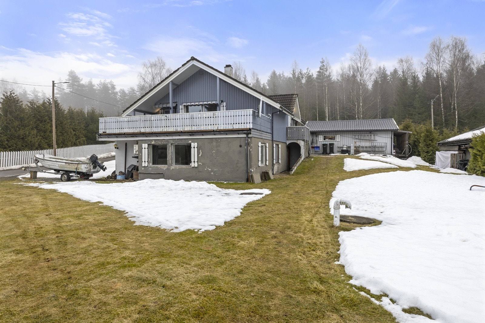 Eiendommen har en romslig hage med god plass for lek og utendørsaktiviteter. Galleribilde