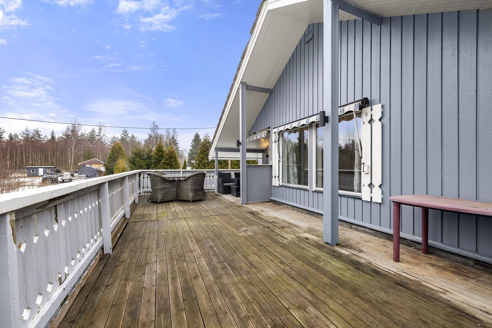 Terrassen strekker seg langs store deler av husets fasade. Galleribilde