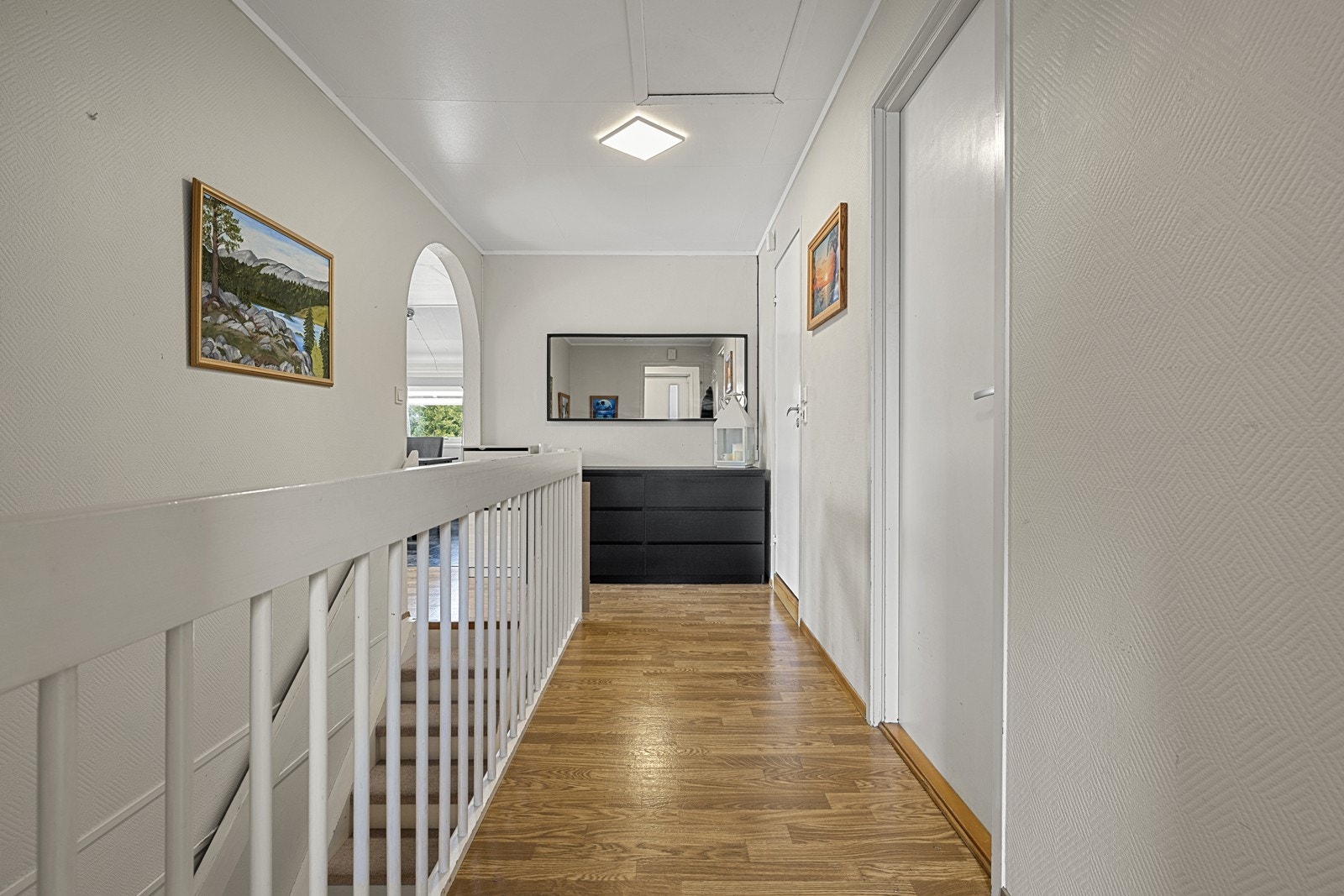 Gangen fungerer som et bindeledd mellom soverom, bad og boligens sosiale soner. Galleribilde