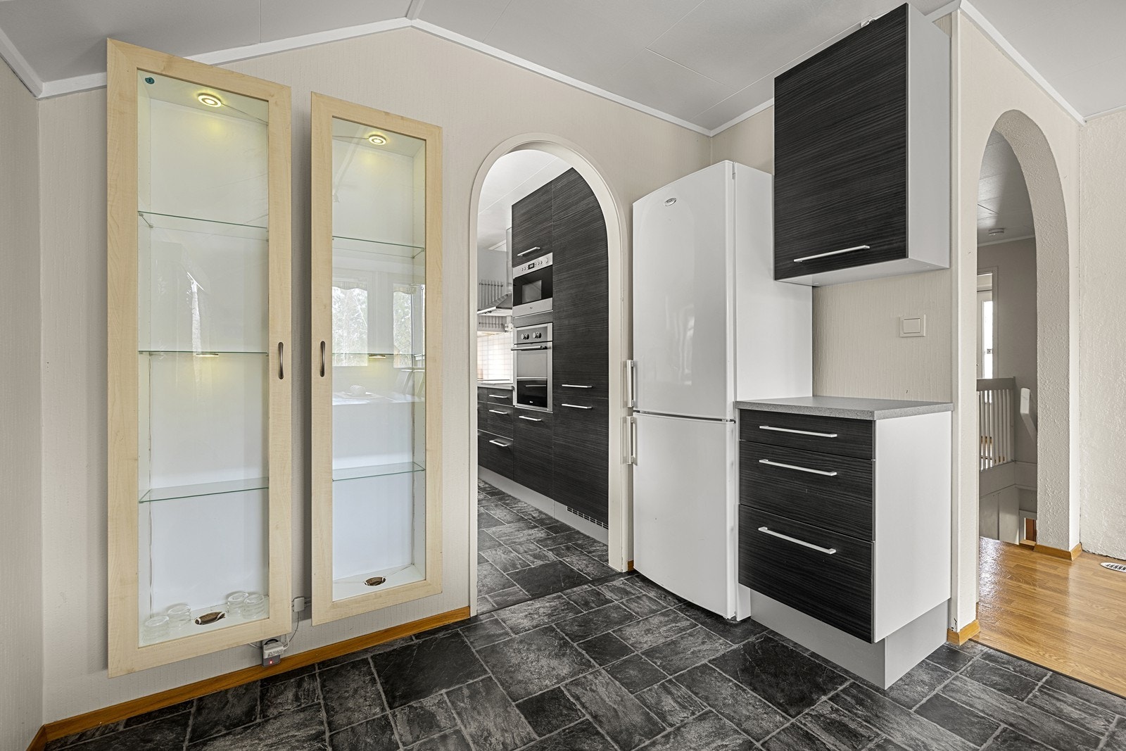 Det er også plass til et frittstående kombiskap i tilknytning til kjøkkeninnredningen. Galleribilde