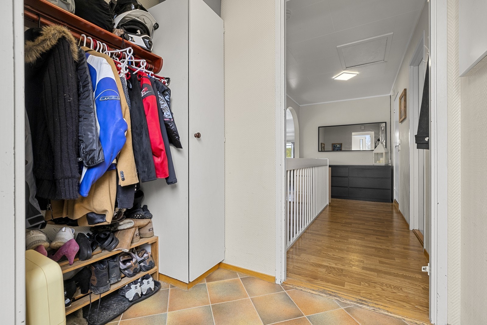 Boligens hovedinngang leder inn til en praktisk entré med plass for oppbevaring av yttertøy. Galleribilde