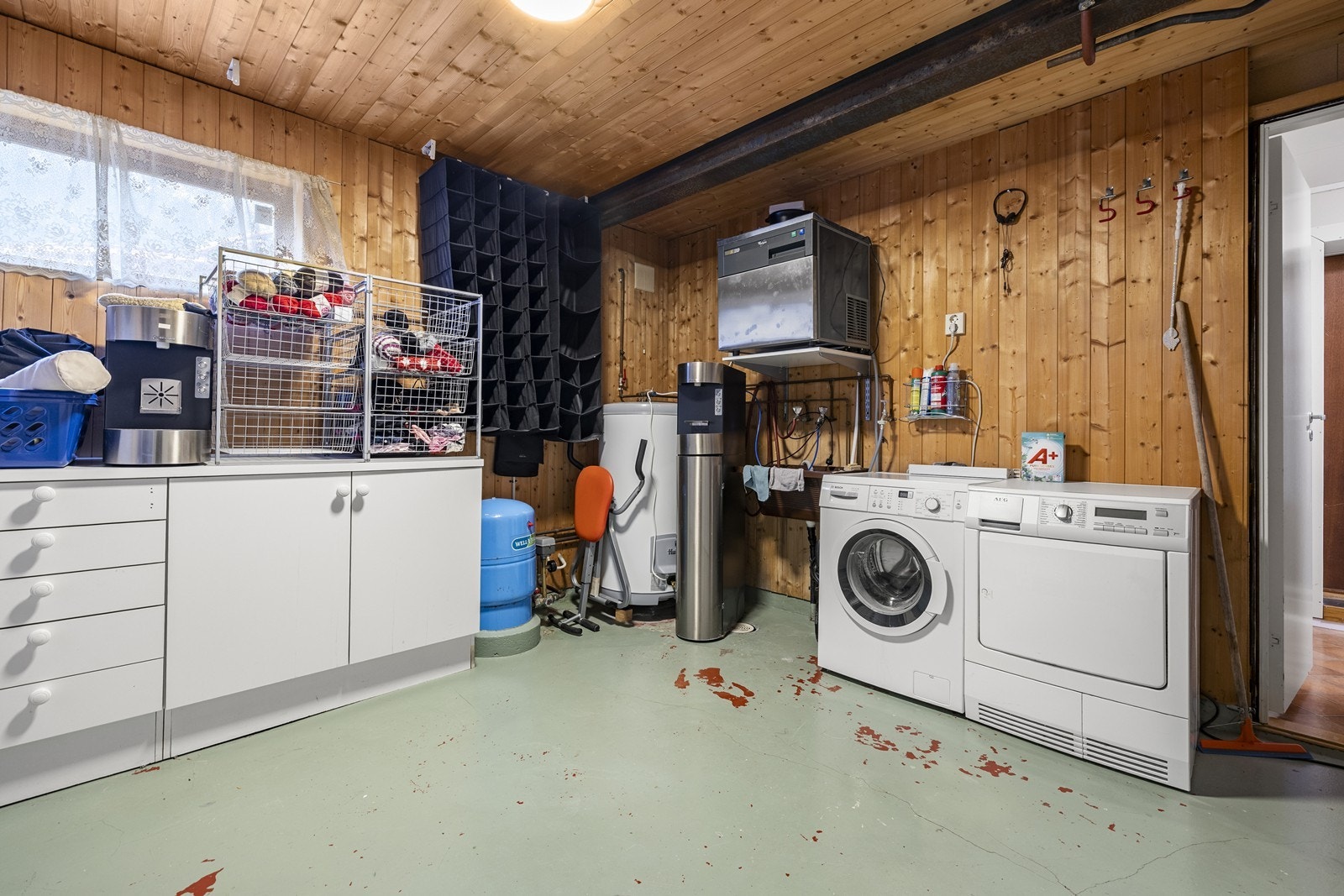 Boligen har et separat og praktisk vaskerom i underetasjen. Galleribilde