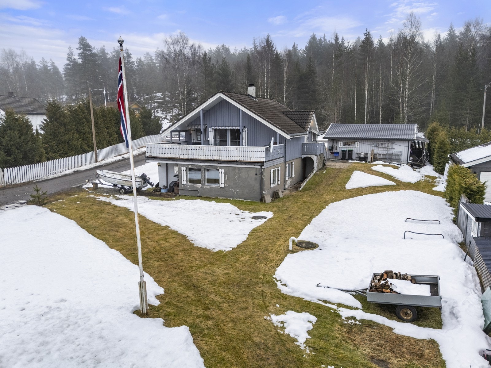 Sørumsand sentrum er kun fem minutter unna med bil, og er et knutepunkt for service og kommunikasjon. Galleribilde