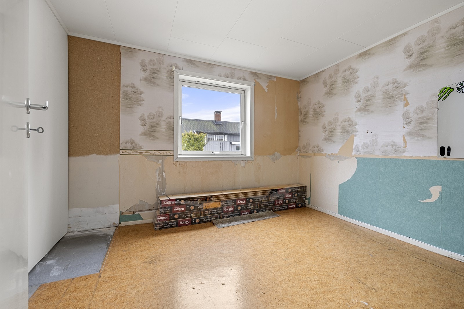 Denne etasjen har totalt to godkjente soverom, hvorav ett av dem er innerste delen av kjellerstuen i dag. Den ytterste delen er ikke en del av godkjente tegninger. Galleribilde