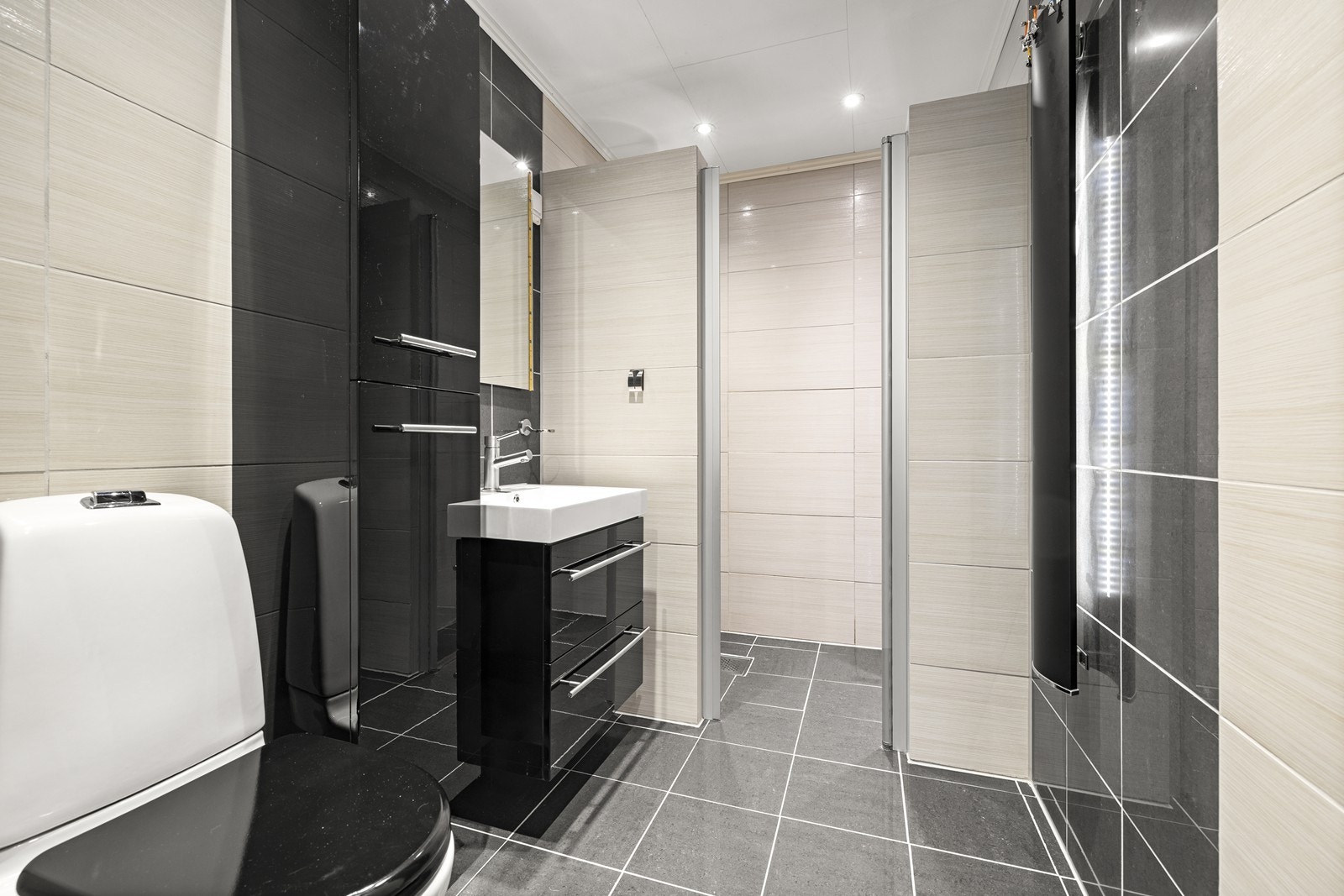 Badet i første etasje ble pusset opp i 2008 og er helfliset med varme i gulvet. Galleribilde