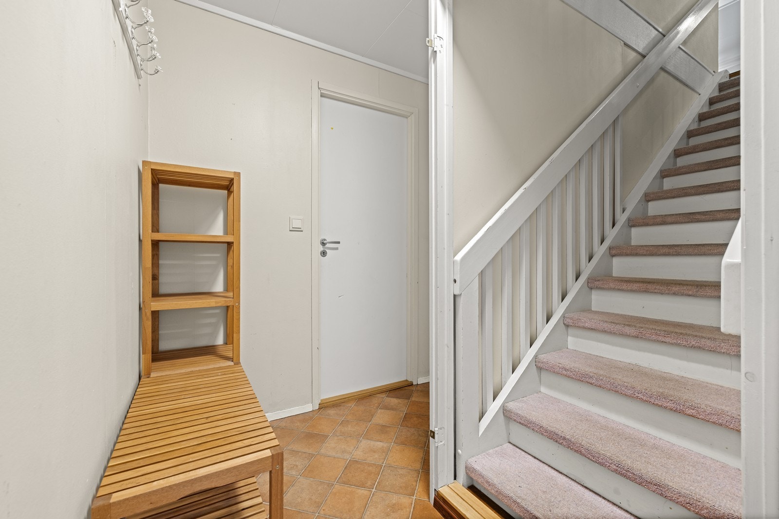 Fra inngangspartiet nede fører en trapp opp til boligens hovedetasje. Galleribilde