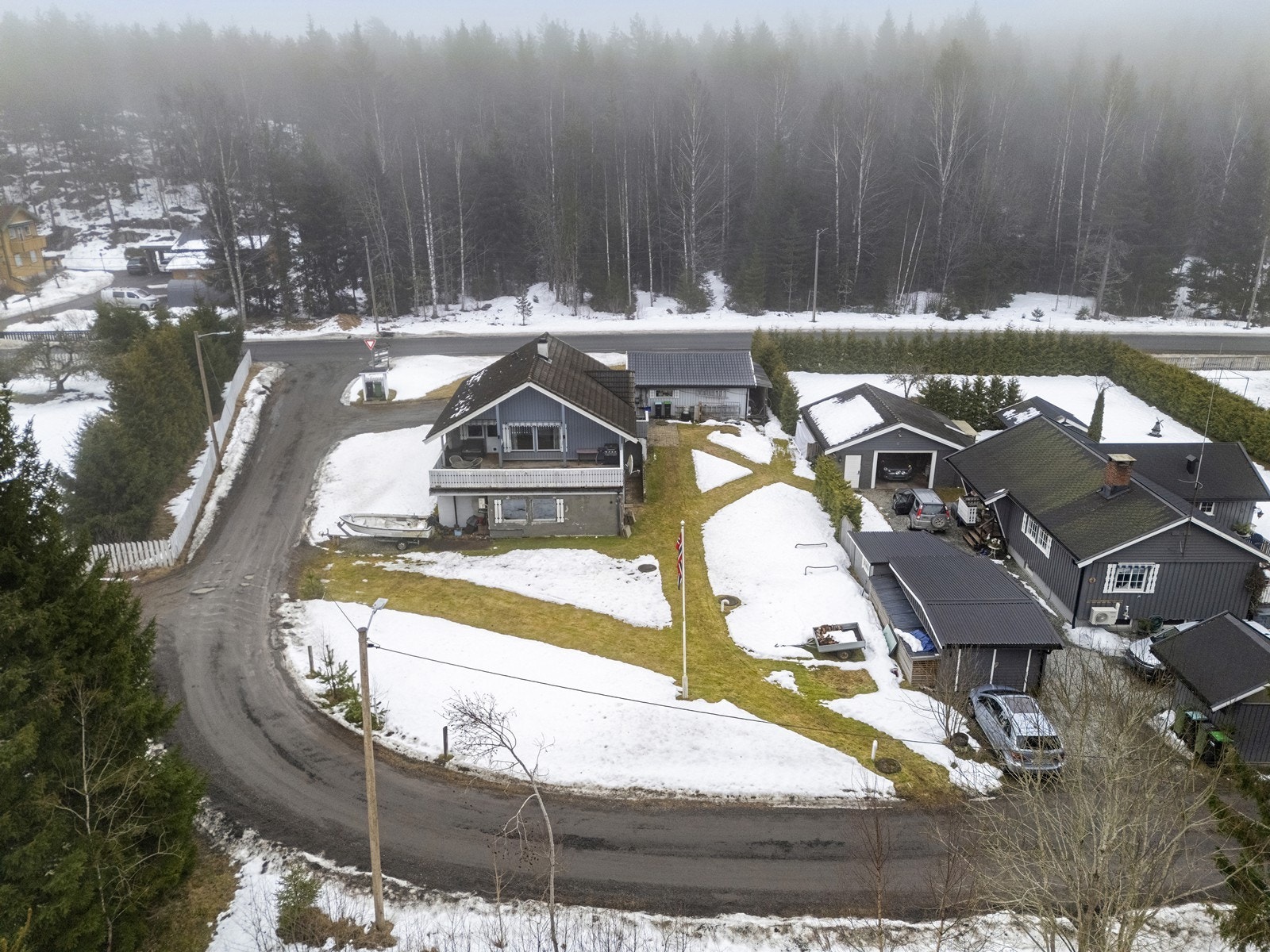 Eiendommen ligger i et tilbaketrukket område med umiddelbar nærhet til skog og mark. Galleribilde