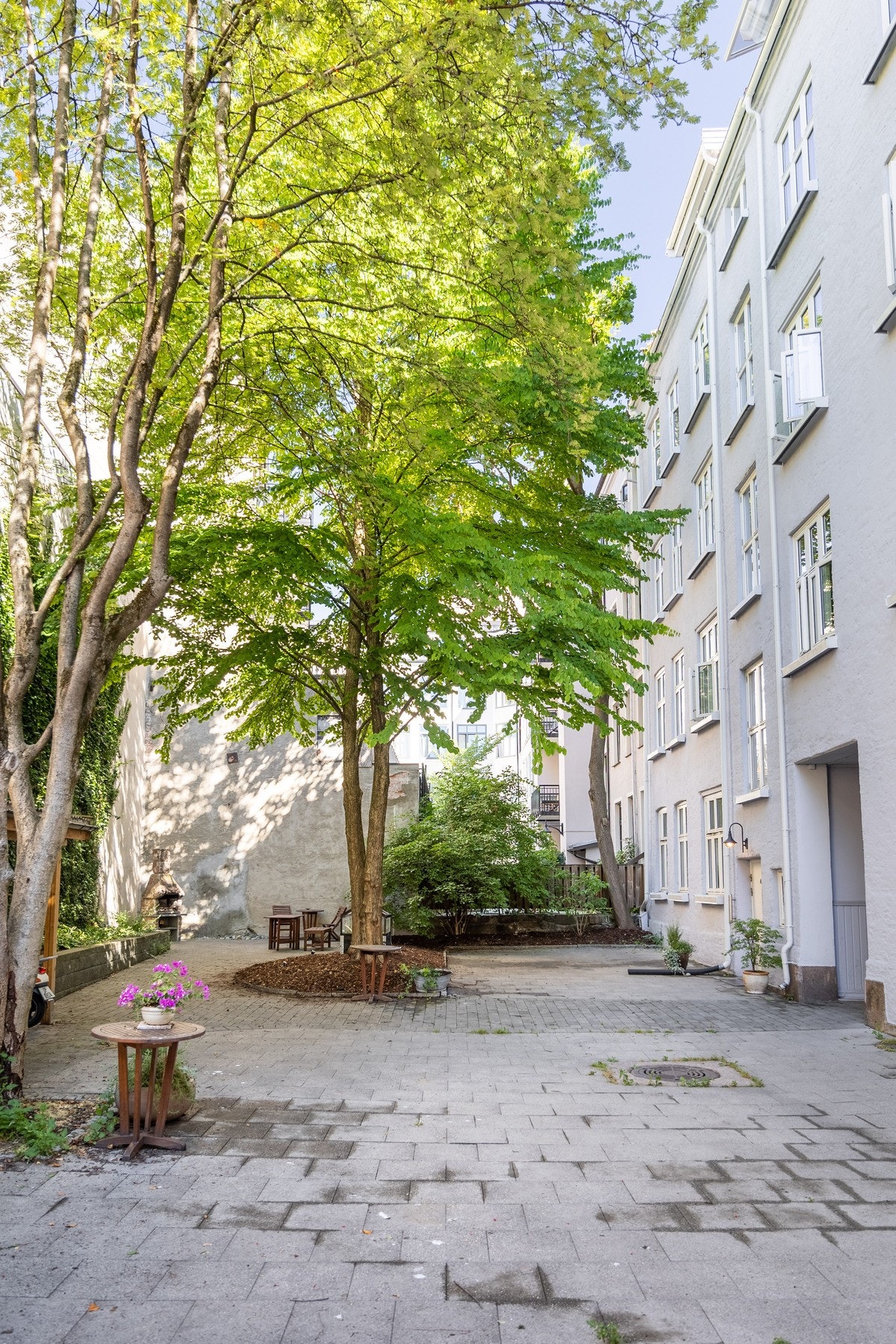 Perfekt bakgård til å invitere venner og bekjente på varme sommerdager Galleribilde