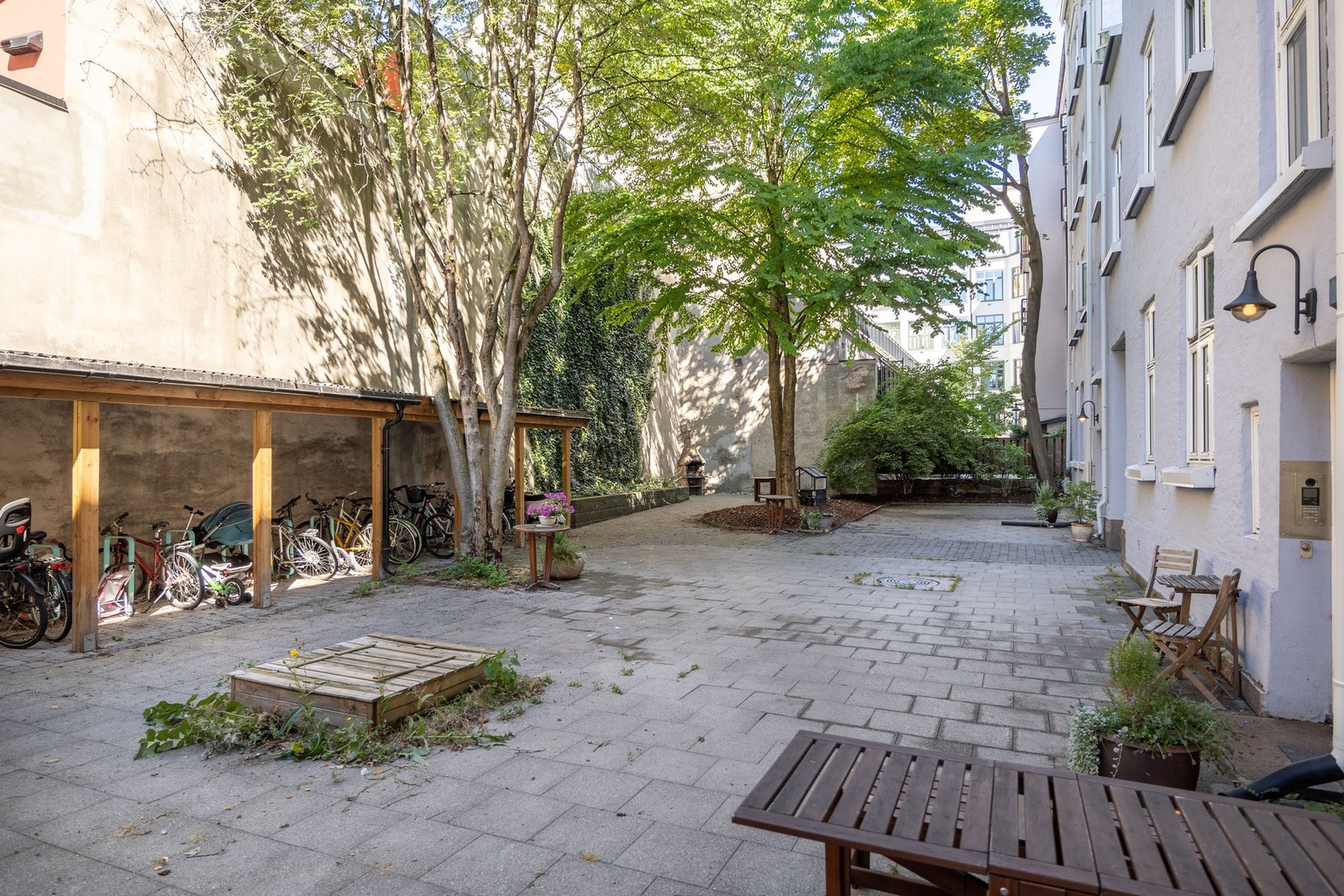 Felles frodig bakgård med pizza-ovn, sittegrupper og sykkelparkering Galleribilde