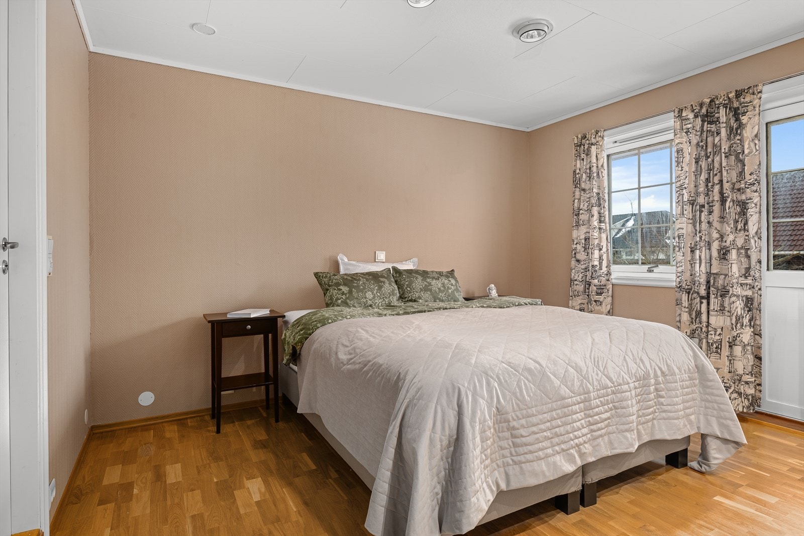 Romslig hovedsoverom med direkte tilkomst til bad. Galleribilde