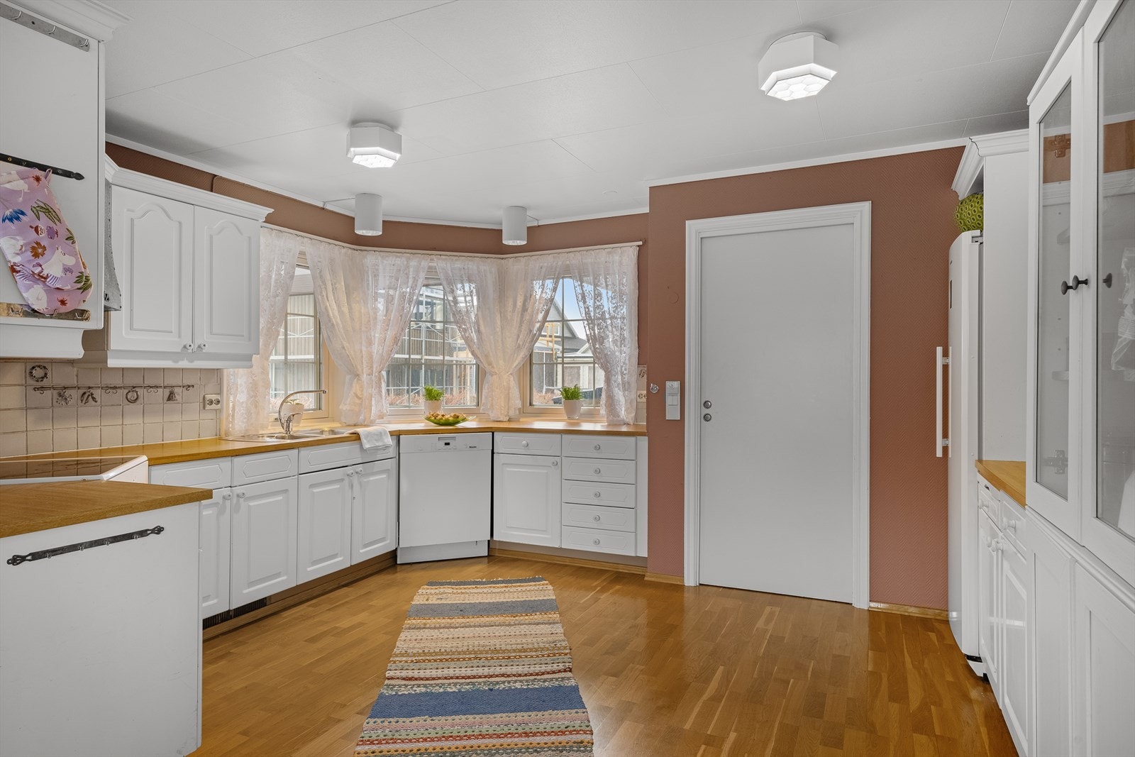 Stort og praktisk kjøkken med god benkeplass Galleribilde