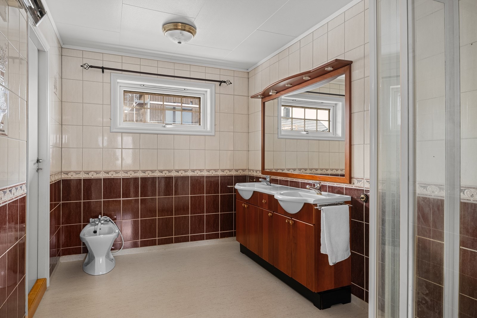 Bad med fliser på vegg og belegg på gulv Galleribilde