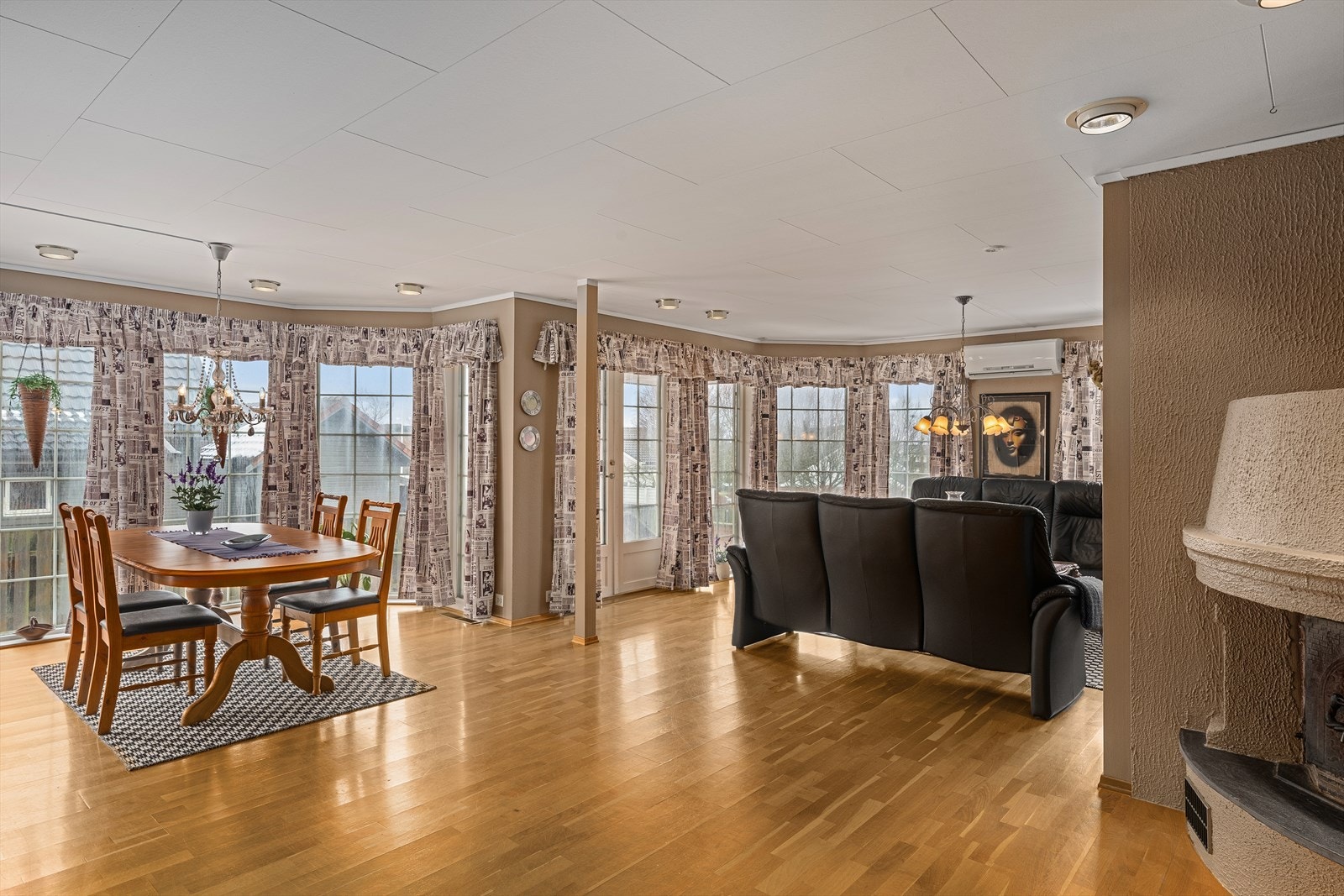 Boligen har gjennomgående store rom. Stue med store vindusflater som slipper inn godt med lys. Galleribilde