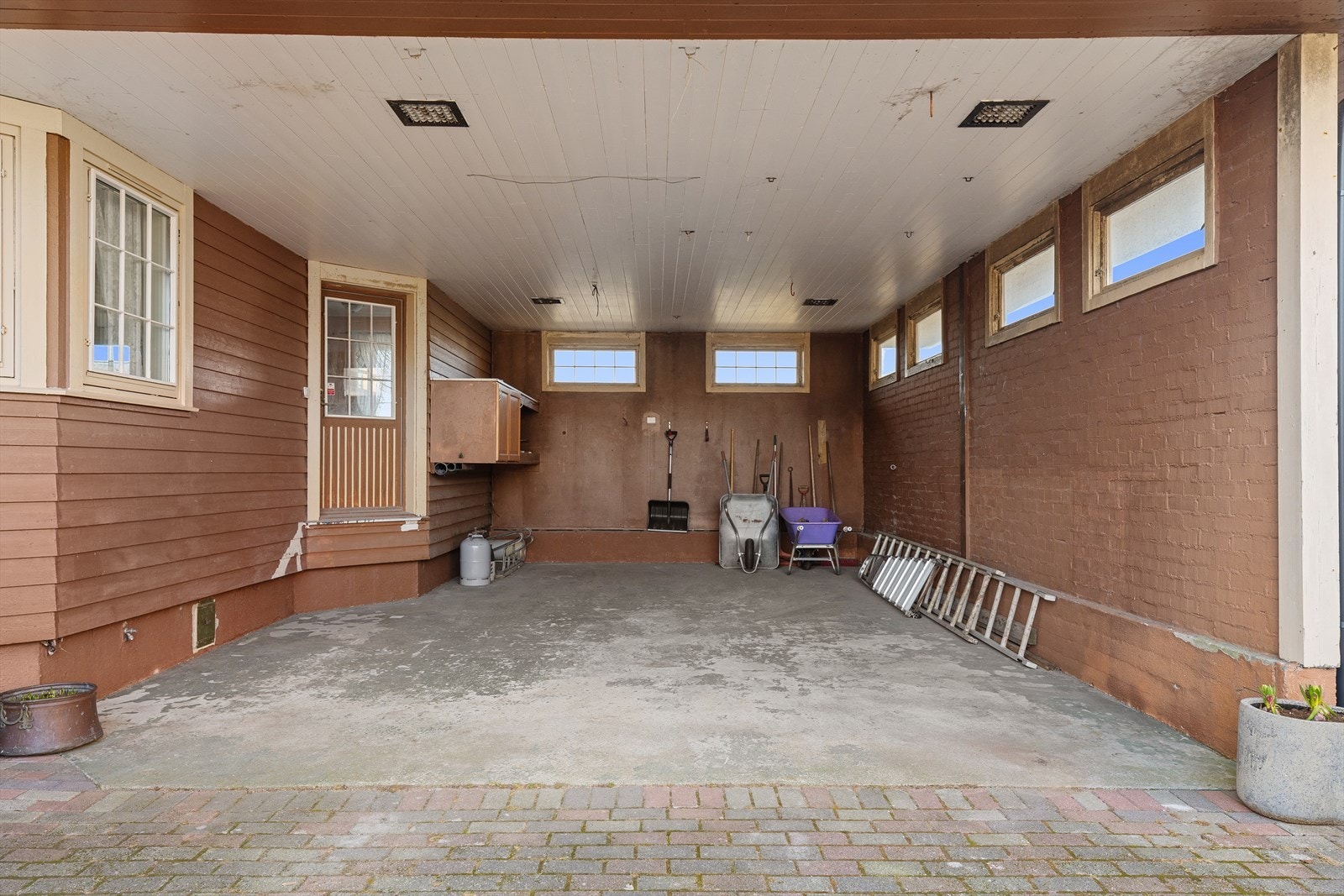 Romslig carport Galleribilde