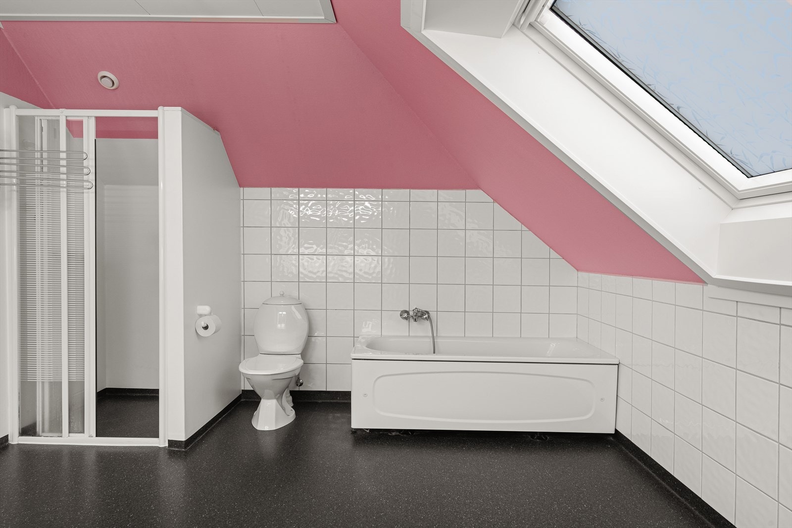 Vinduet skaper naturlig lys inn på badet Galleribilde