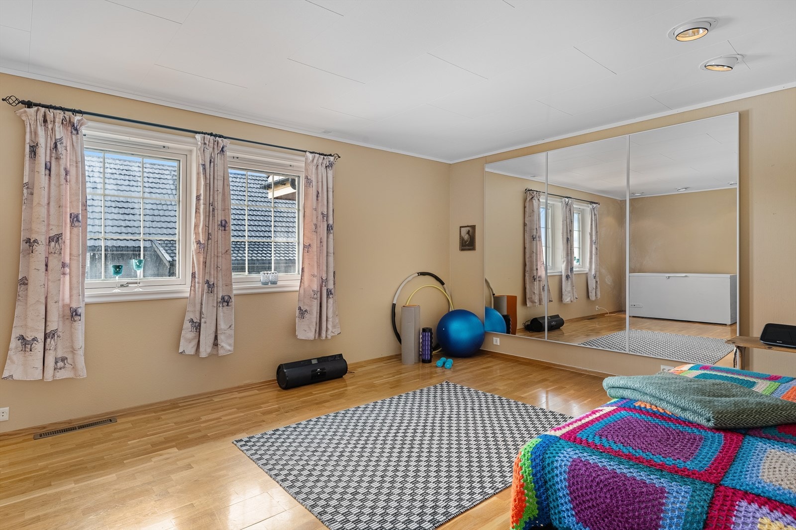 Stue nr. 2 i hovedetasjen benyttes i dag som treningsrom. Rommet benevnes som bibliotek på tegning. Galleribilde