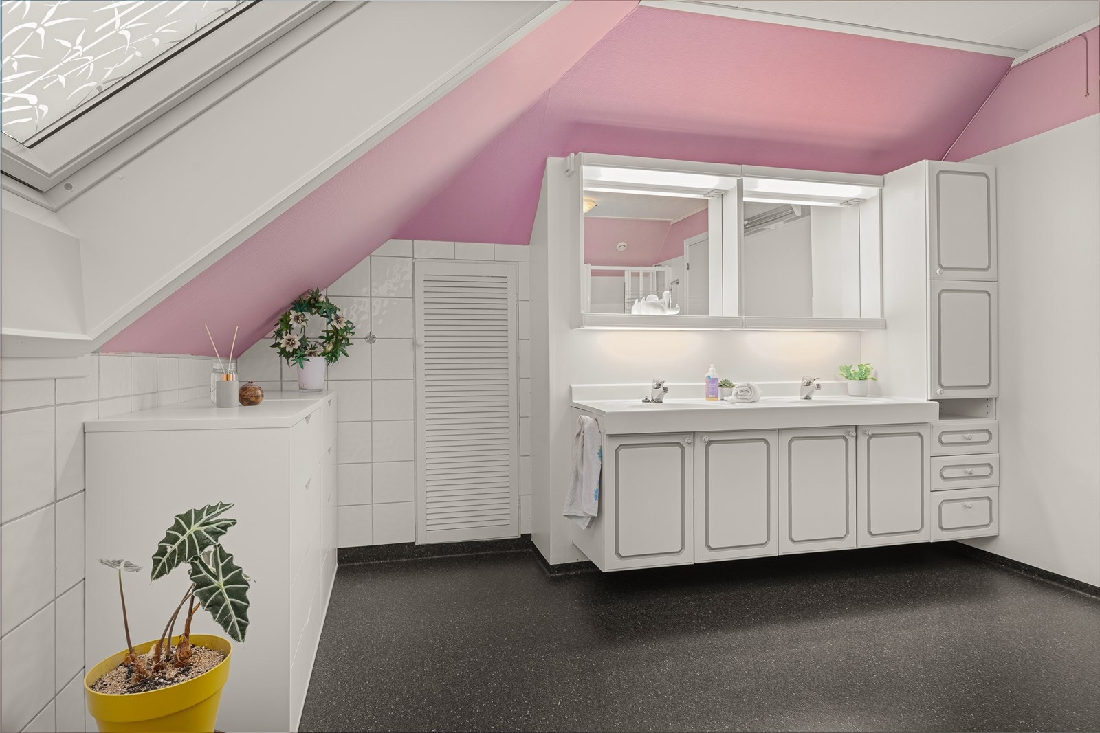 Badet i 2. etasje har dobbel servant, toalett, dusj og badekar Galleribilde