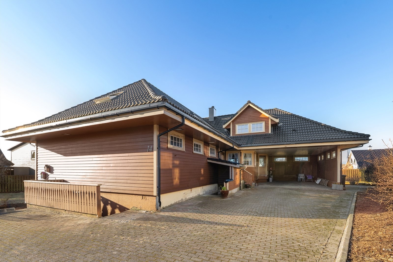 Utenfor boligen har man et stort gårdsrom Galleribilde