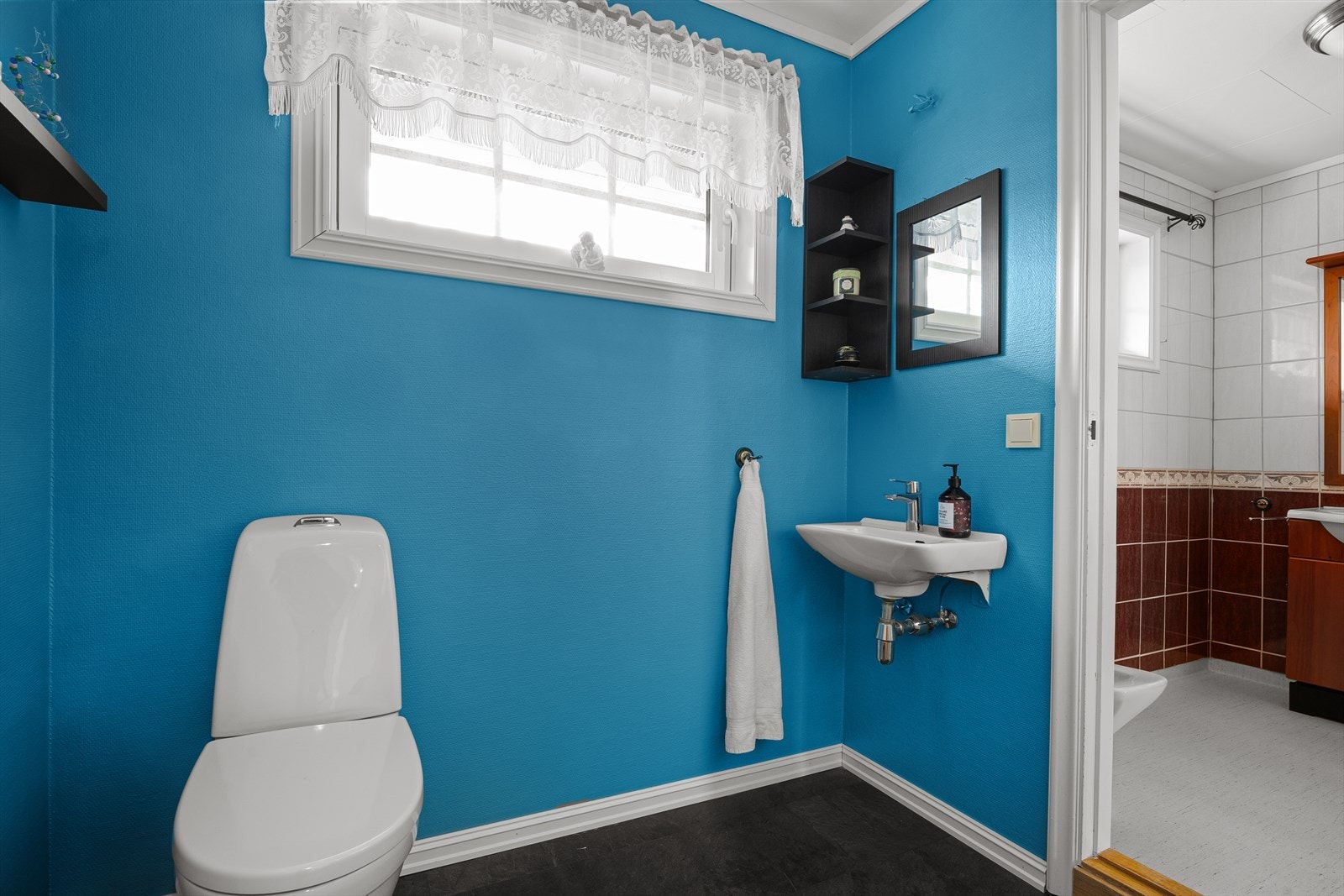 Toalettrom i tilknytning til badet Galleribilde