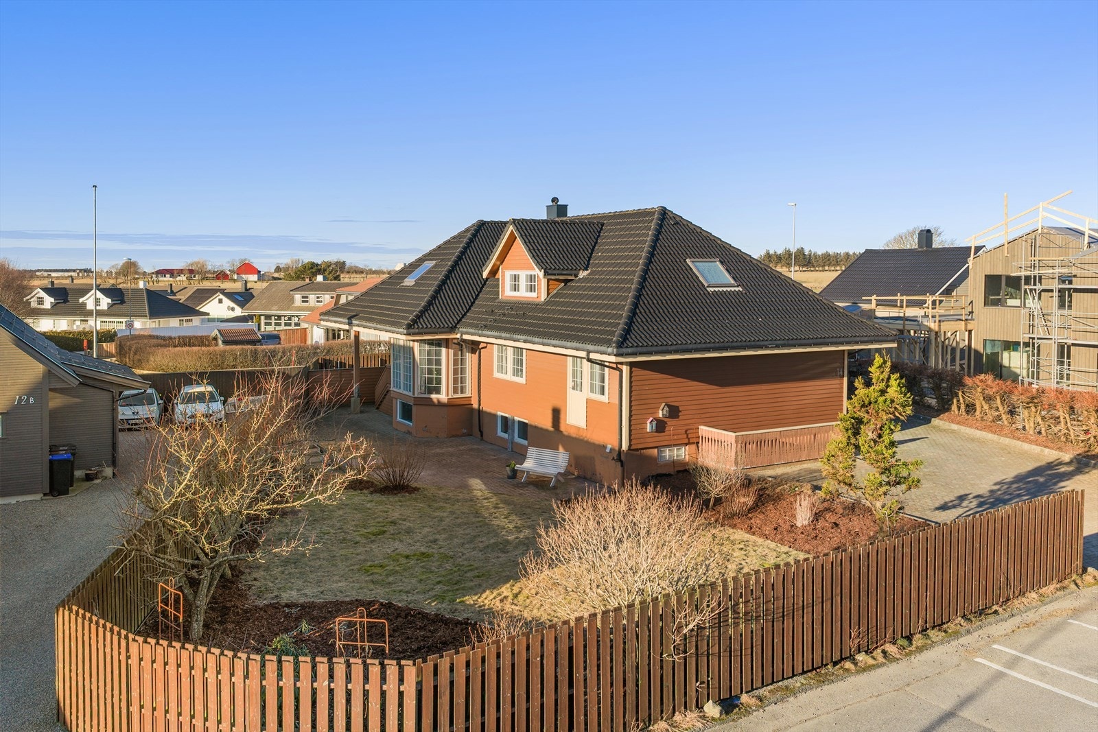 Tomten er kjekt opparbeidet med hage og beplantning Galleribilde