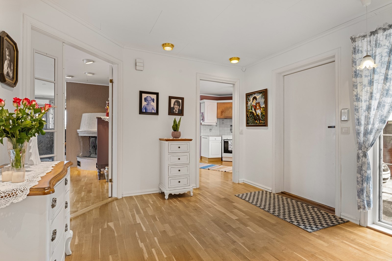 Lys og romslig gang Galleribilde