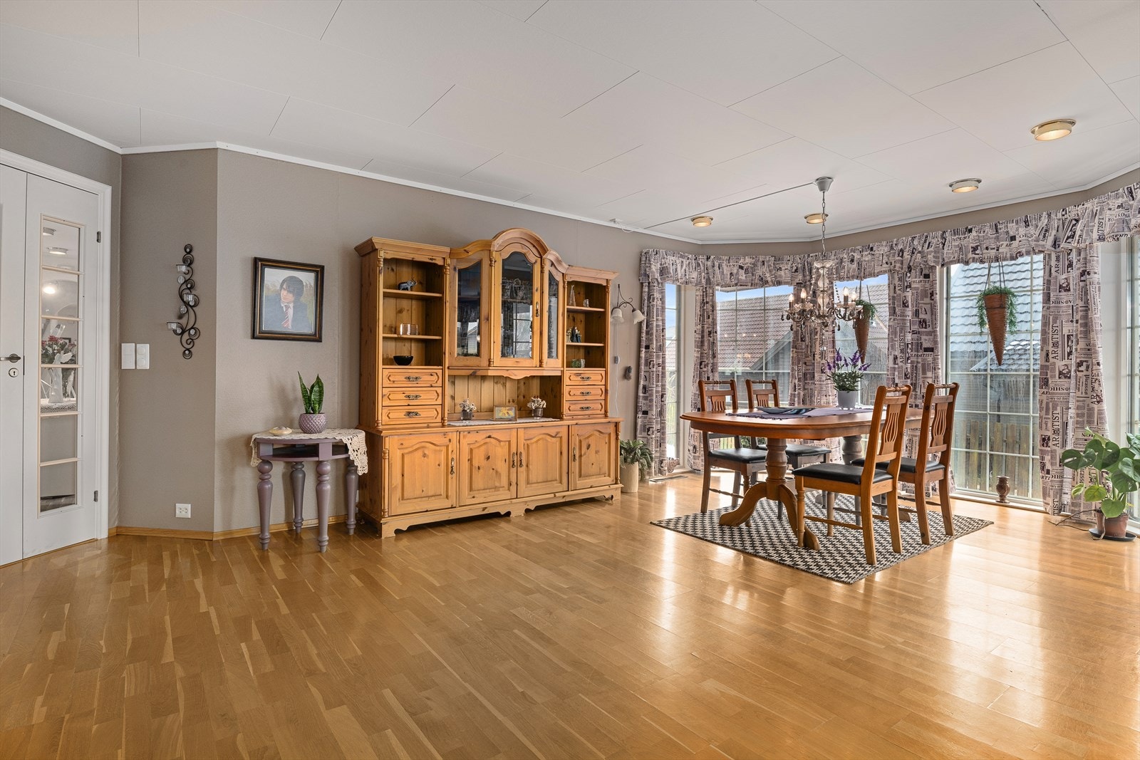 Romslig stue med store vindusflater Galleribilde