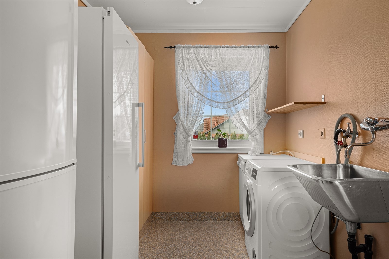 Vaskerom med opplegg til vaskemaskin samt utslagsvask Galleribilde