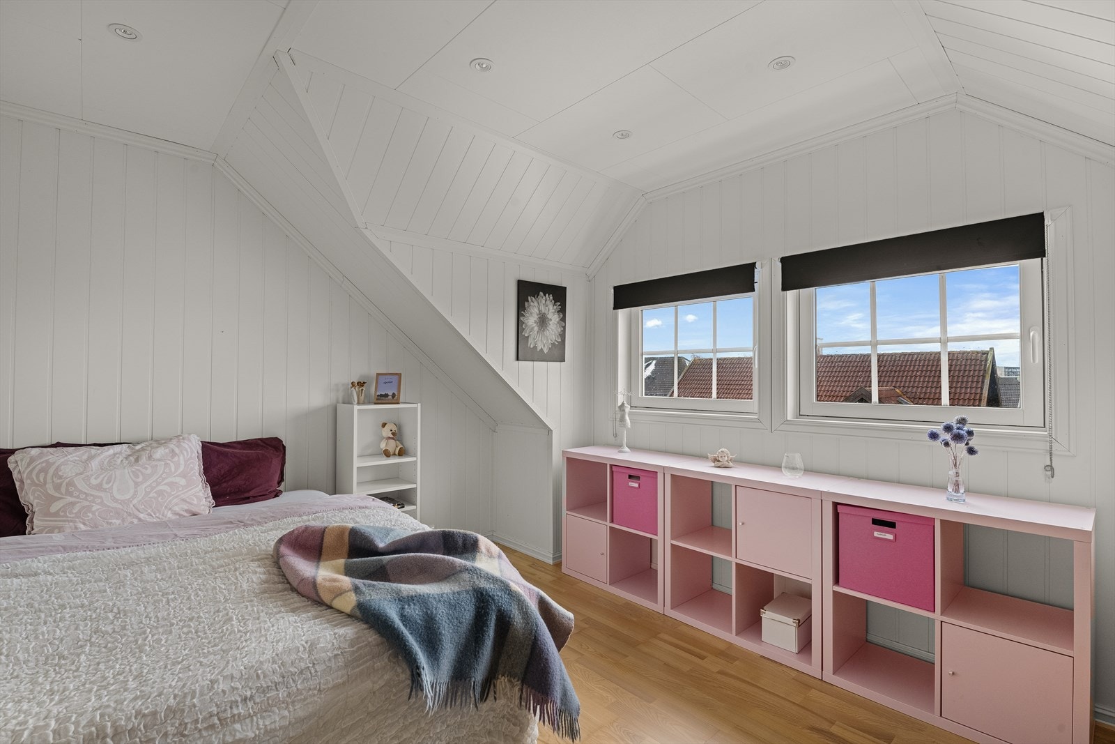 I andre etasje er det totalt tre soverom. Bildet er fra soverom nr 1 i 2. etasje Galleribilde