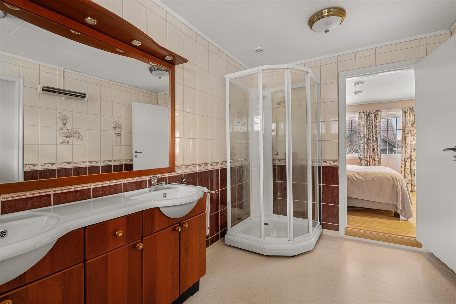 Fra badet har man dirkete inngang til soverommet Galleribilde