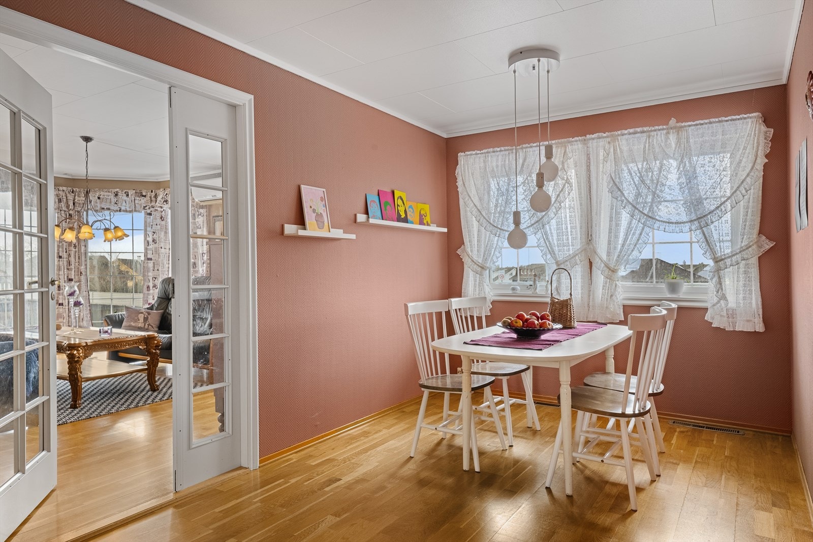 På kjøkkenet er det også plass til spisebord Galleribilde