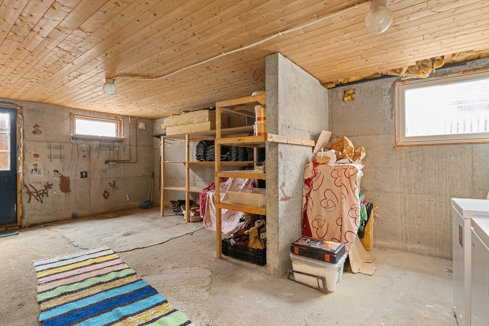 Kjellerrom i underetasjen har gode oppbevarings muligheter Galleribilde