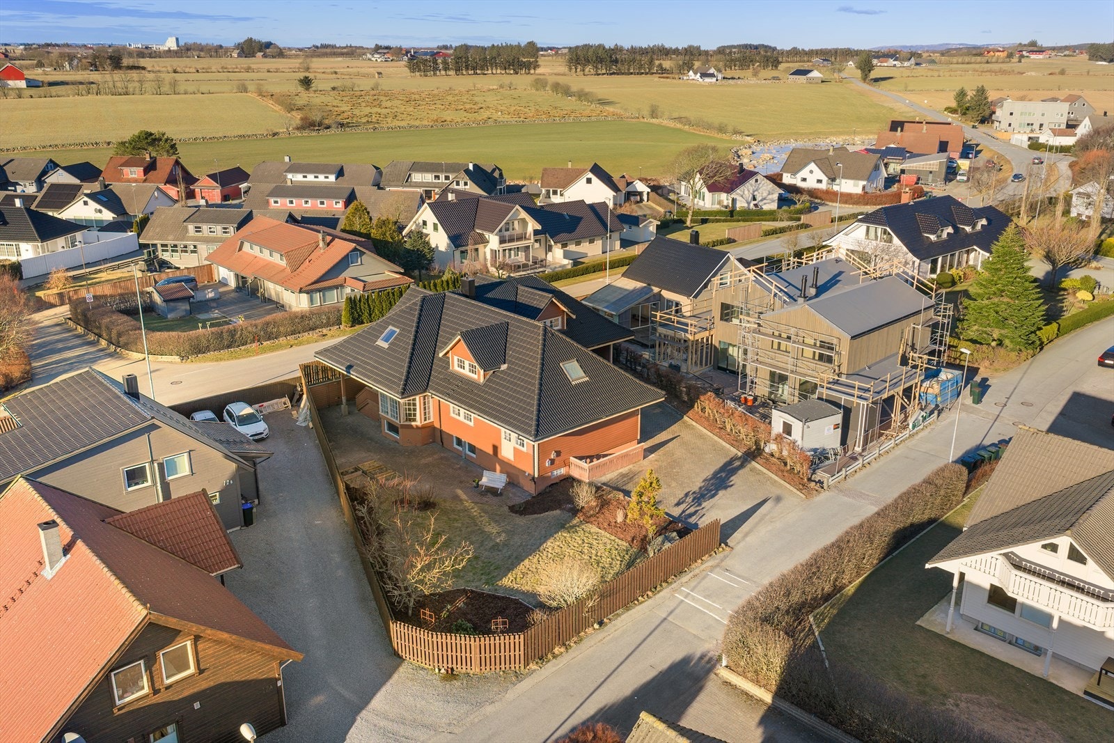 Monica Mørk Aase i EiendomsMegler1 Jærmegleren presenterer Kaievegen 14 på Varhaug. Galleribilde