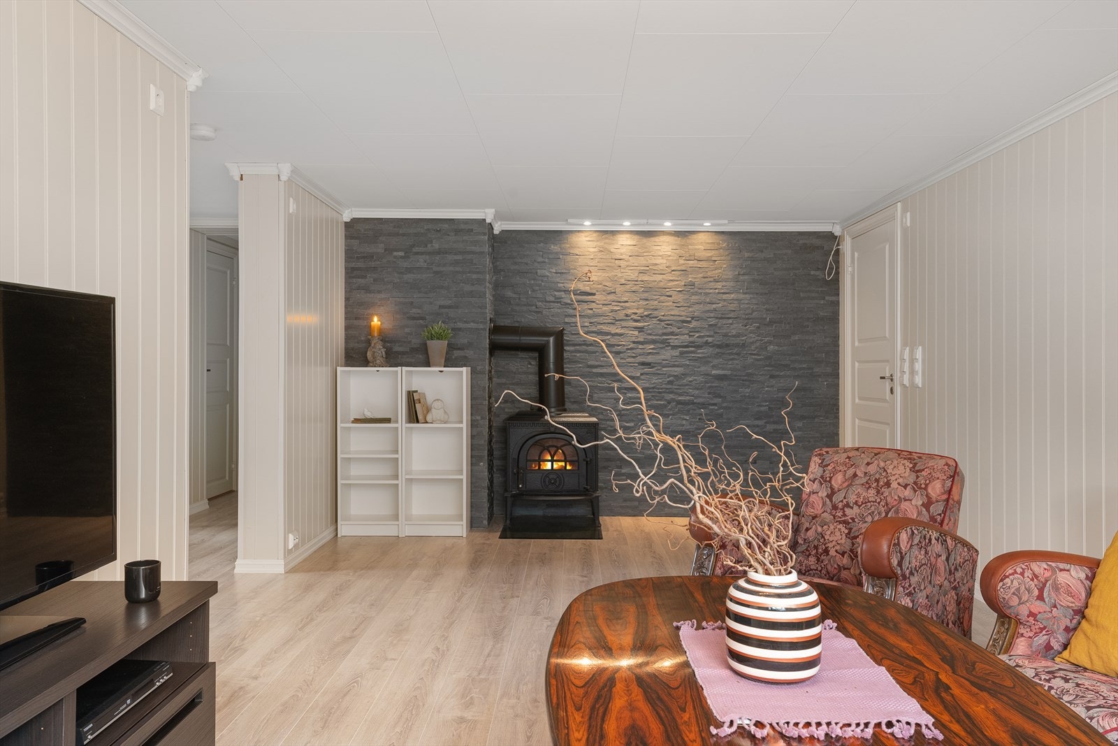 I stuen har man plass til sofragruppe. Vedovn. (Innredning av kjelleren er ikke byggesøkt) Galleribilde