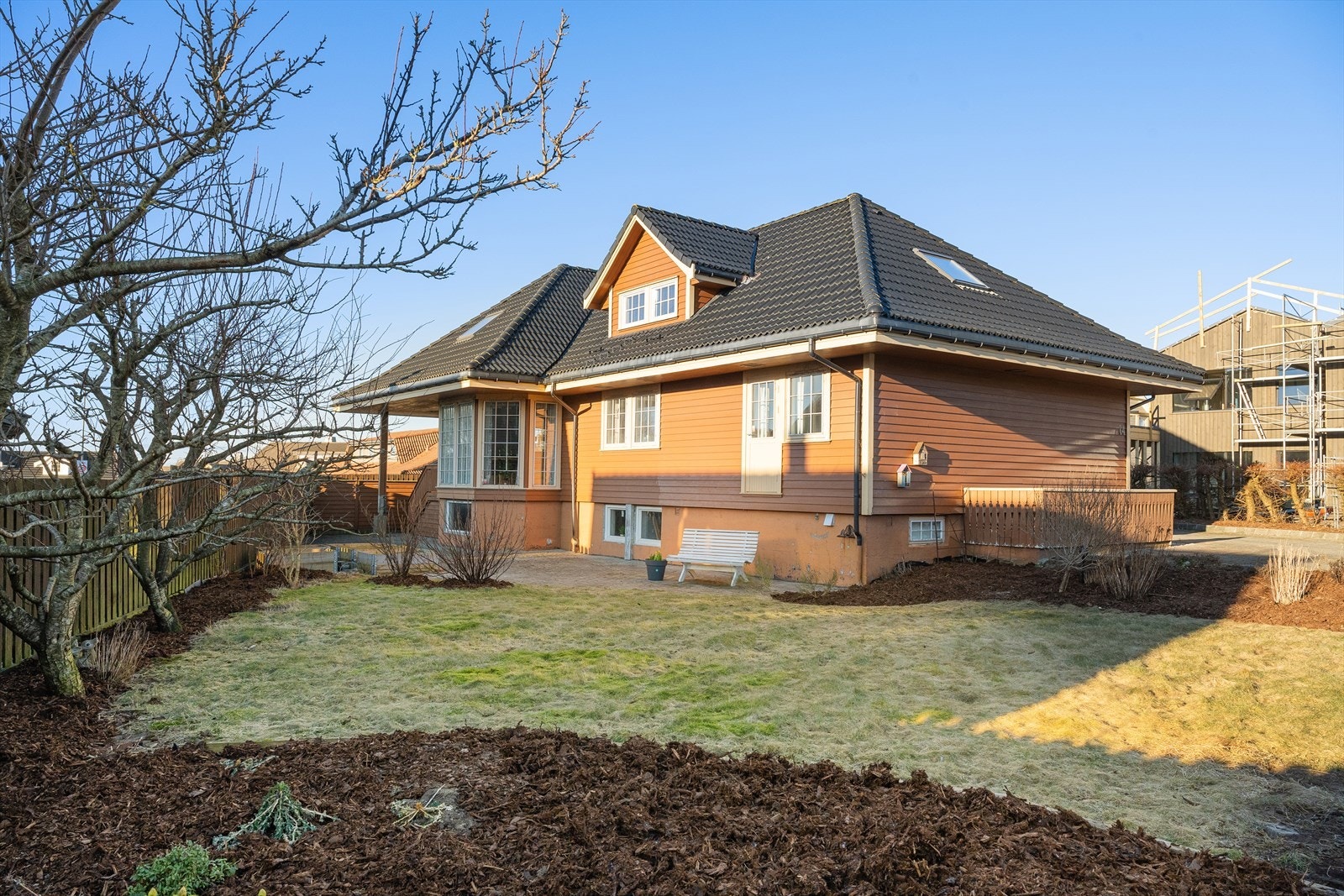 Koselig hage med opparbeidet bed Galleribilde