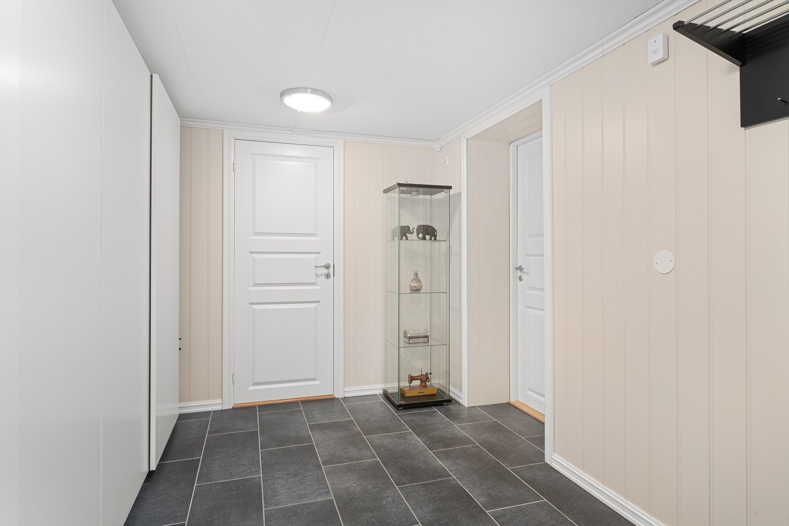 Gang i underetasjen, gangen er romslig med praktisk garderobeløsning. (Innredning av kjelleren er ikke byggesøkt) Galleribilde