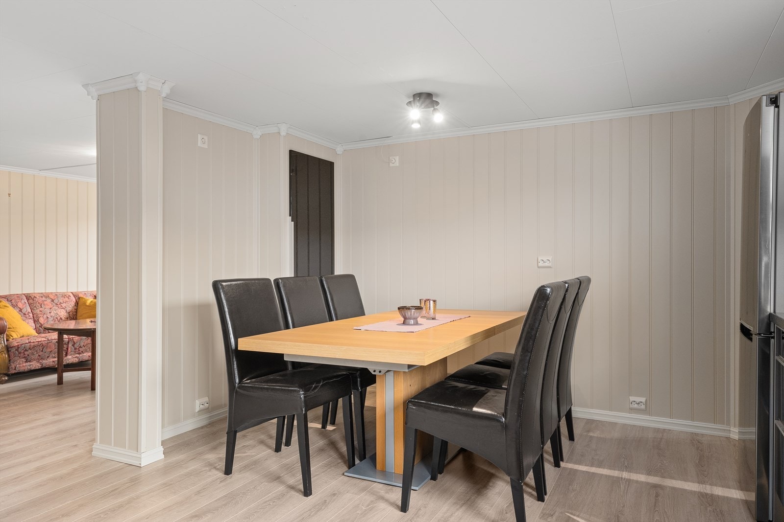 Her er det god plass til spisebord. (Innredning av kjelleren er ikke byggesøkt) Galleribilde