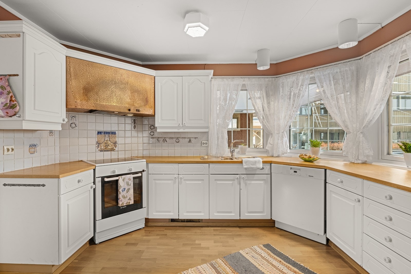 Store vinduer gir naturlig lys inn på kjøkkenet Galleribilde