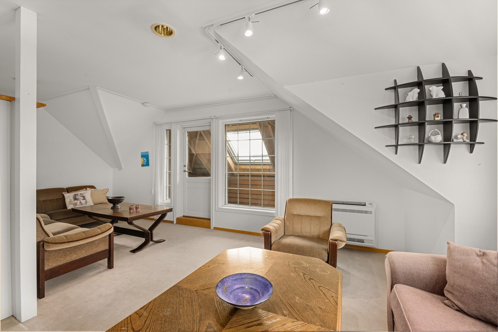 Fra loftstuen er det utgang til en innebygget altan. (Innbyggingen er ikke byggesøkt) Galleribilde