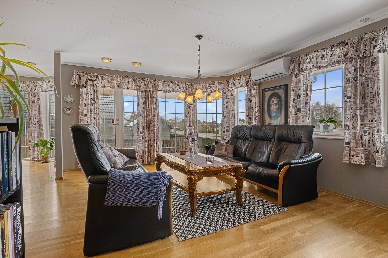 Det er både varmepumpe og vedovn i stuen. Galleribilde