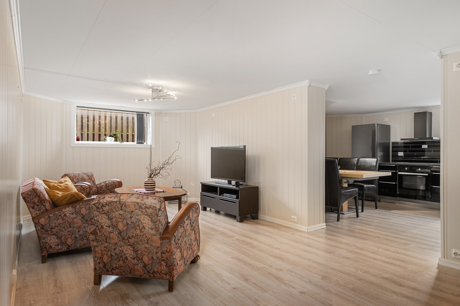 Åpne stue-kjøkken løsning. (Innredning av kjelleren er ikke byggesøkt) Galleribilde