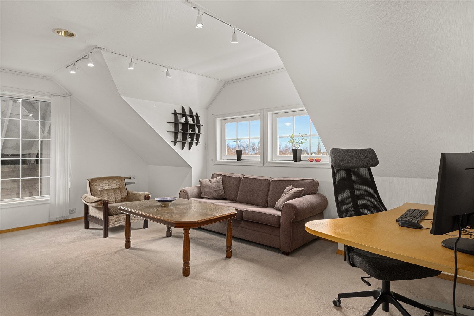 Loftstuen i 2. etasje har plass til flere ulike soner Galleribilde