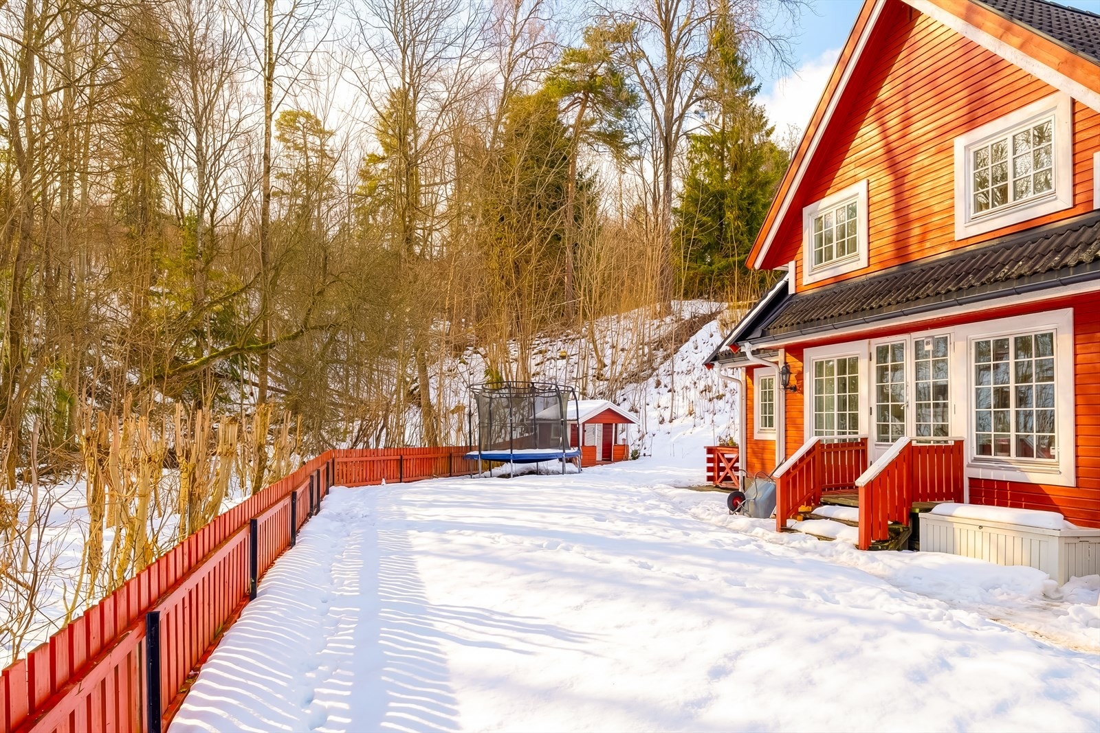 Pent opparbeidet hage i idylliske omgivelser Galleribilde