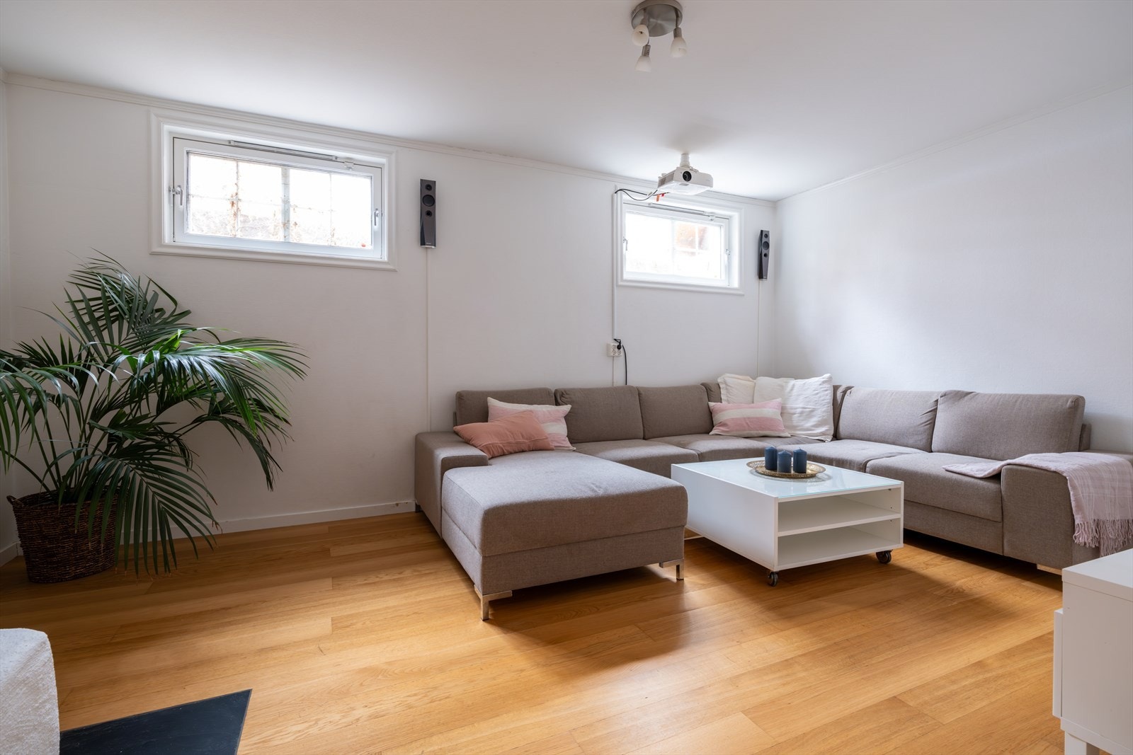 Lys og romslig kjellerstue med god plass til ønsket møblement. Innredet i dag med projektor - perfekt for filmkvelder med familie og venner Galleribilde