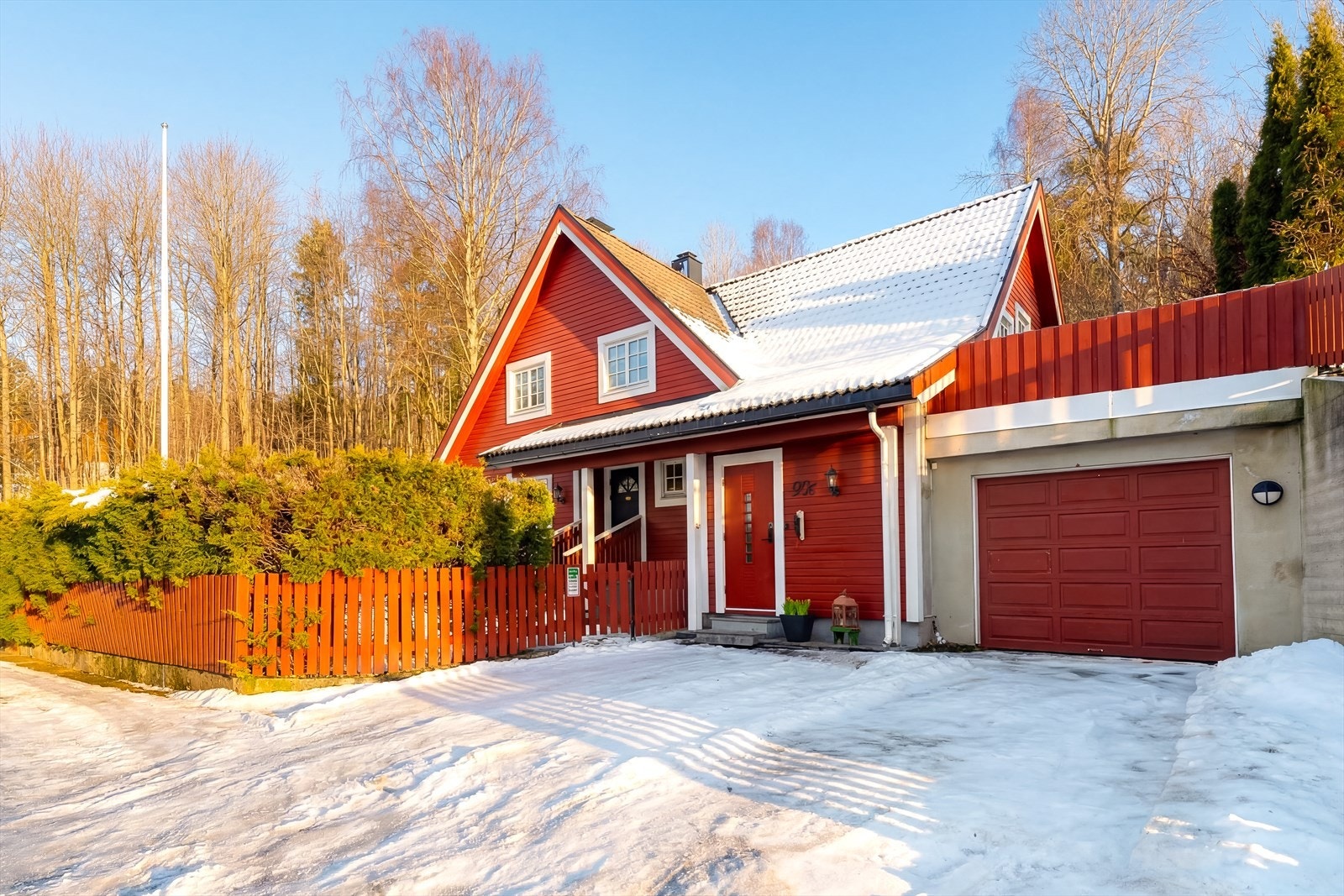 En skjermet familiebolig med garasje, biloppstillingsplasser og egen inngang i kjeller Galleribilde