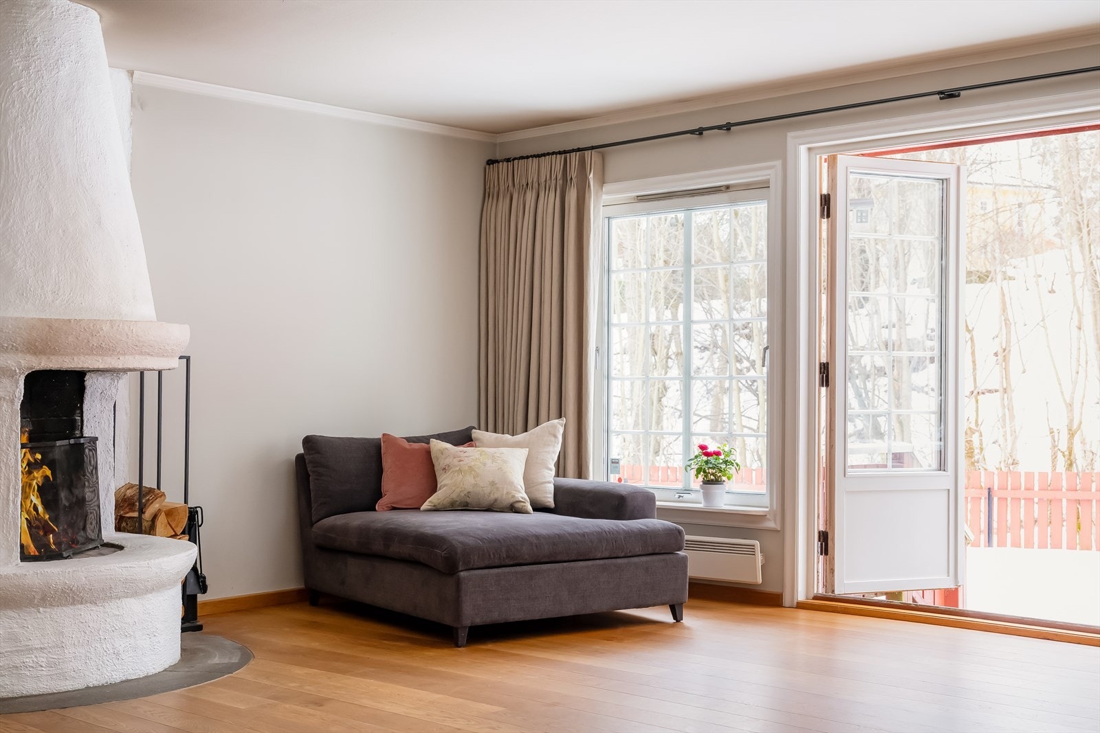 Sjarmerende ildsted som varmer godt på kalde vinterdager Galleribilde