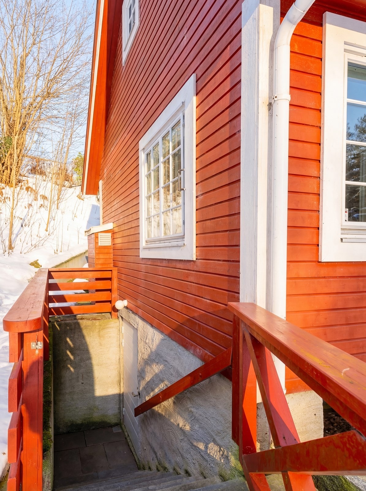 Egen inngang kjeller Galleribilde